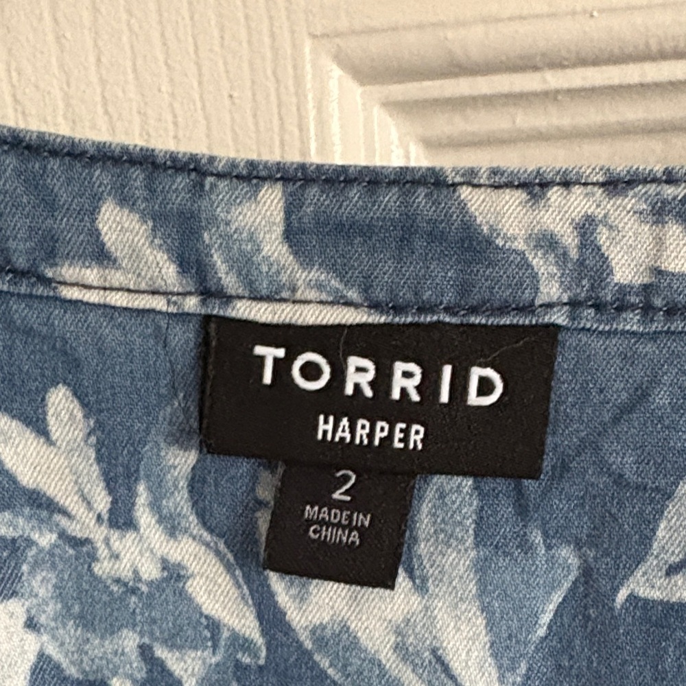 torrid Harper Blue & White Floral VNeck Blouse Roll Tab Sleeves 100% Tencel Sz 2 - Picture 2 of 7